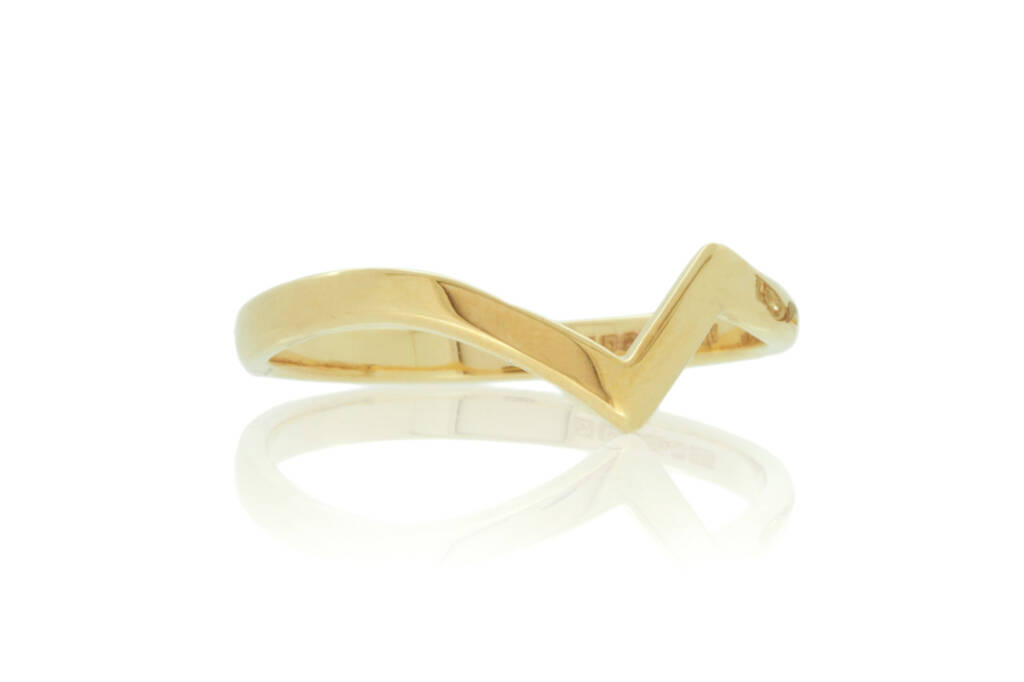Zig-zag wedding ring in 18k yellow gold set against a white background.