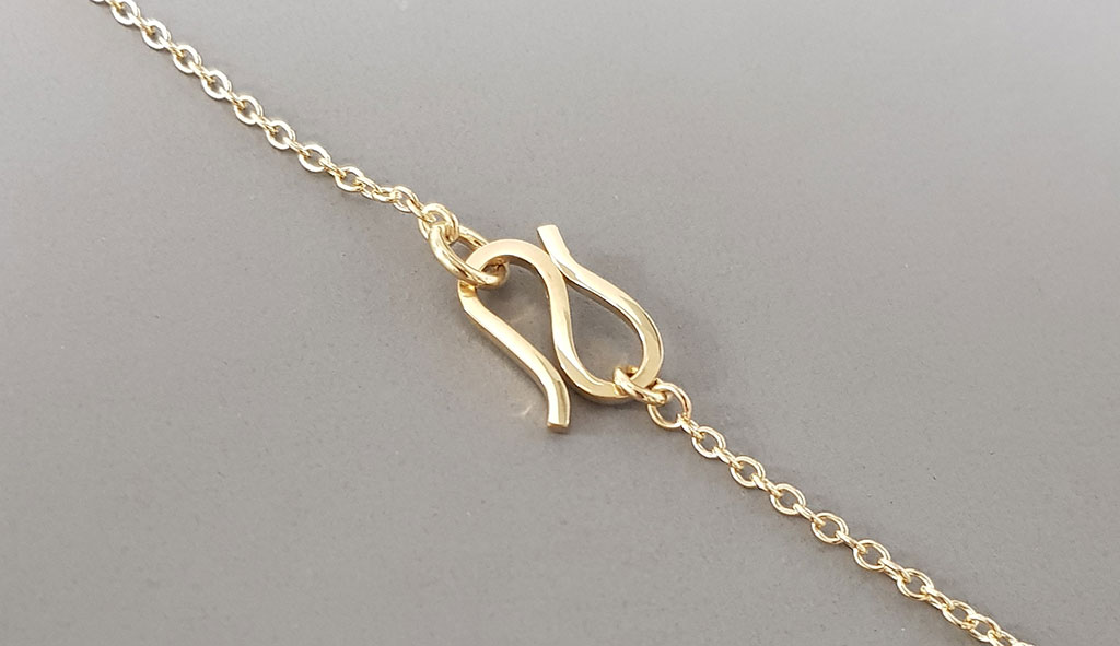 Handmade S-clasp in 18k gold